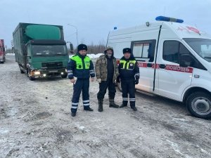 Сотрудники Госавтоинспекции Нефтеюганского района помогли пострадавшему на трассе